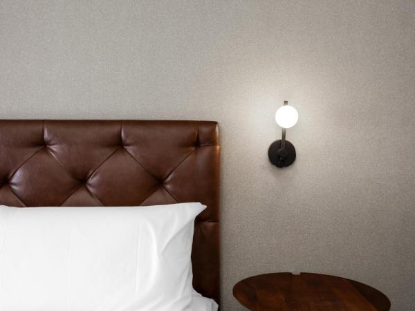 Four Points by Sheraton Kelowna Airport : photo 7 de la chambre premium 1 bedroom suite, 1 king, 1 sofa bed