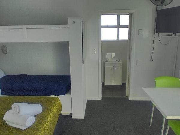 Cosy Cottage Thermal Holiday Park : photo 6 de la chambre chambre double avec salle de bains privative