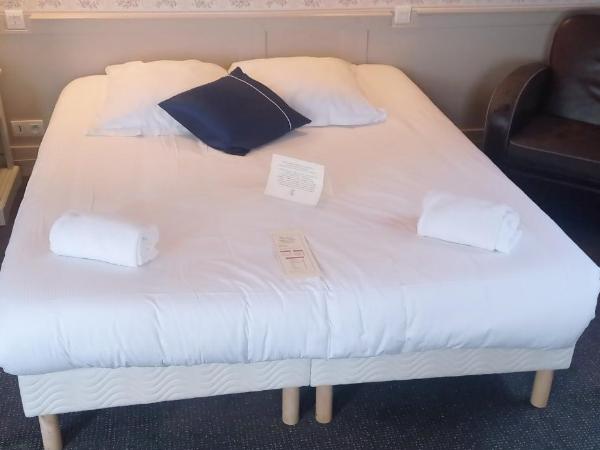 Le Querrien : photo 3 de la chambre chambre double avec lit d'appoint