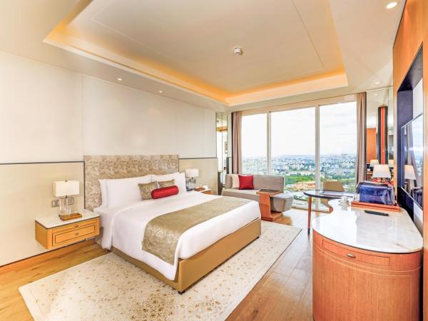 The Leela Bhartiya City Bengaluru : photo 7 de la chambre royal club room - inclusive of in-room dinning for respective meal packages, complimentary minibar once during the stay, complimentary meals for children below 12 yrs at quattro on the room package booked