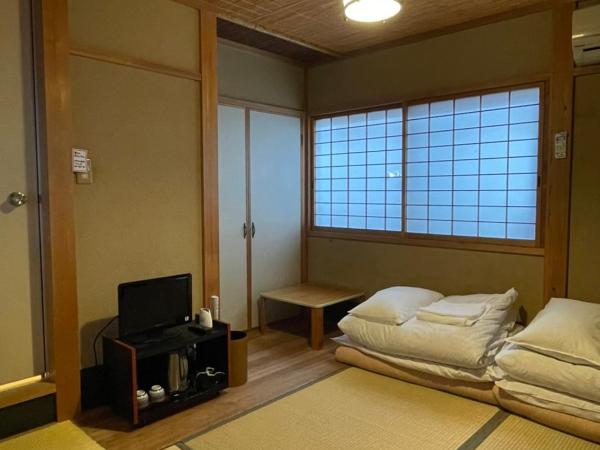 Nagomi-Ryokan Yuu : photo 6 de la chambre chambre lits jumeaux de style japonais avec salle de bains privative