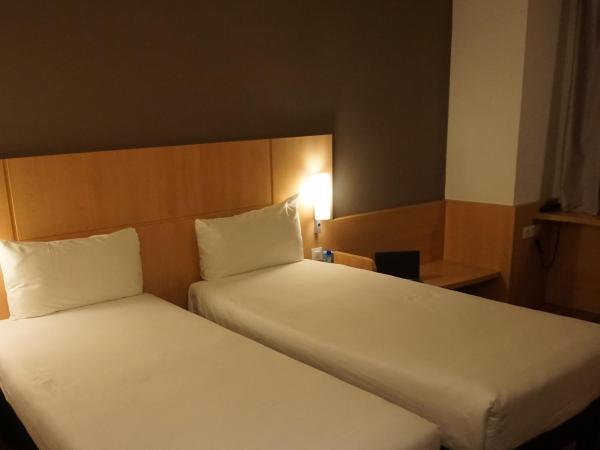 Ibis Girona : photo 8 de la chambre chambre lits jumeaux standard