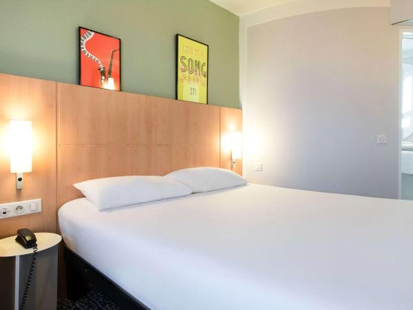 Hotel ibis Rennes Centre Gare Sud : photo 5 de la chambre chambre standard avec 1 lit double et 2 lits simples