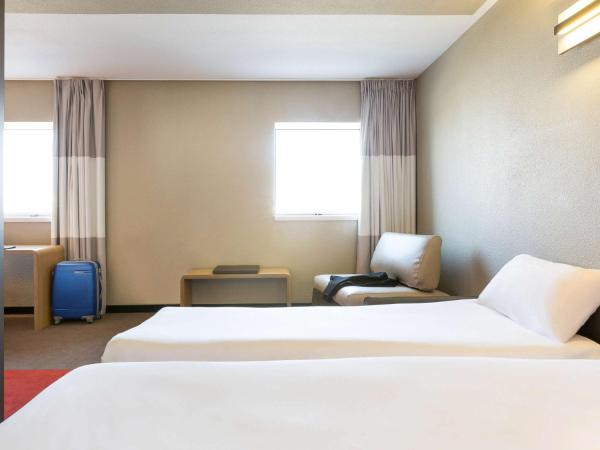 Hotel ibis Rennes Centre Gare Sud : photo 6 de la chambre chambre standard avec 1 lit double et 2 lits simples