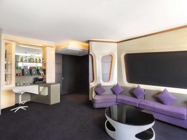 V Hotel Dubai, Curio Collection by Hilton : photo 2 de la chambre suite v à lit rond