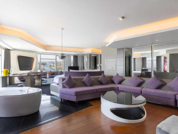 V Hotel Dubai, Curio Collection by Hilton : photo 1 de la chambre suite bravoure à lit rond