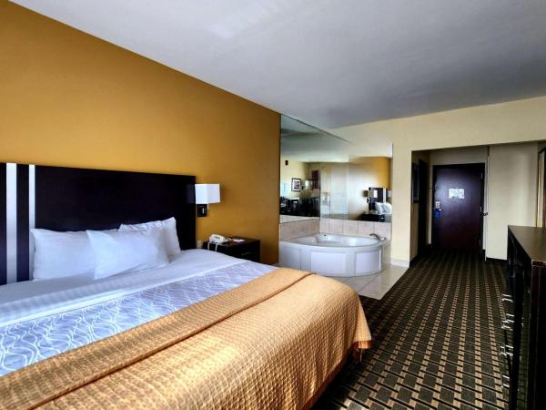 Days Inn & Suites by Wyndham Sam Houston Tollway : photo 1 de la chambre chambre lit king-size deluxe - non-fumeurs 