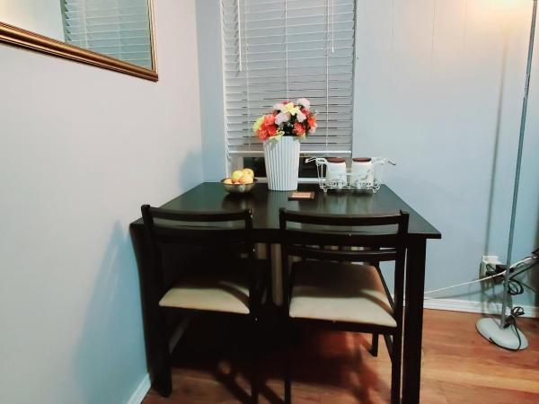 Merj's Guest House in Wolesly : photo 9 de la chambre chambre lit queen-size deluxe