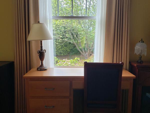 James Bay Inn Hotel, Suites & Cottage : photo 3 de la chambre chambre standard lit queen-size