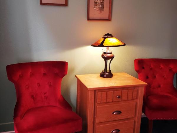 James Bay Inn Hotel, Suites & Cottage : photo 5 de la chambre chambre avec 2 grands lits queen-size