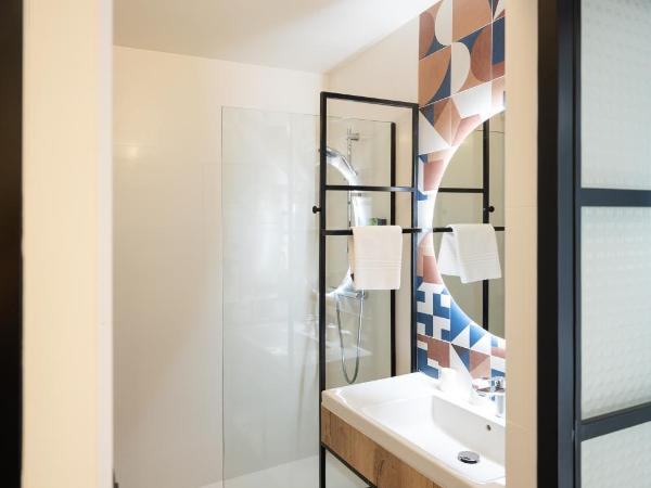 Campanile Perpignan Nord - Aéroport : photo 6 de la chambre chambre avec 1 lit double et 1 canapé-lit double