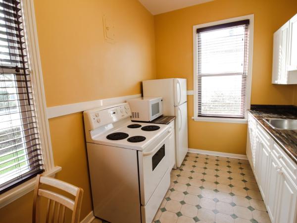 James Bay Inn Hotel, Suites & Cottage : photo 5 de la chambre suite - vue sur jardin