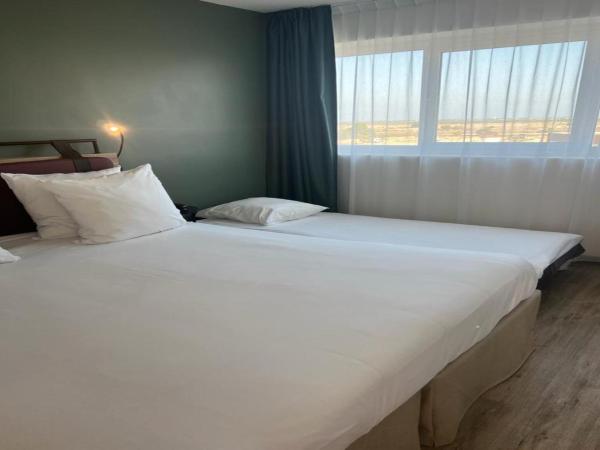 Campanile Perpignan Nord - Aéroport : photo 3 de la chambre chambre triple (1 lit double et 1 lit simple)