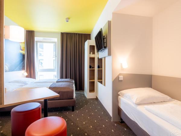 B&B Hotel Stuttgart-Zuffenhausen : photo 3 de la chambre chambre triple