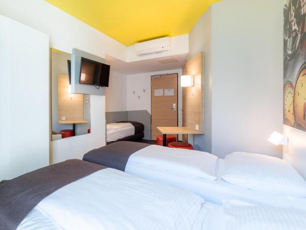B&B Hotel Stuttgart-Zuffenhausen : photo 1 de la chambre chambre triple