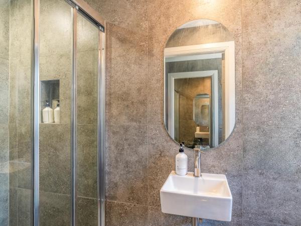 K2 Brisbane : photo 6 de la chambre chambre double avec salle de bains commune