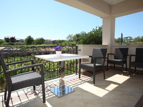 Hotel Villa Margaret : photo 10 de la chambre appartement 2 chambres dans annexe - vue sur jardin