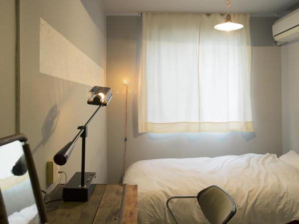 Apartment Hotel Shinjuku : photo 7 de la chambre chambre double avec petit lit double 

