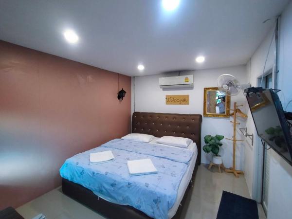 Ruenthip Homestay : photo 1 de la chambre chambre lit king-size - vue sur piscine