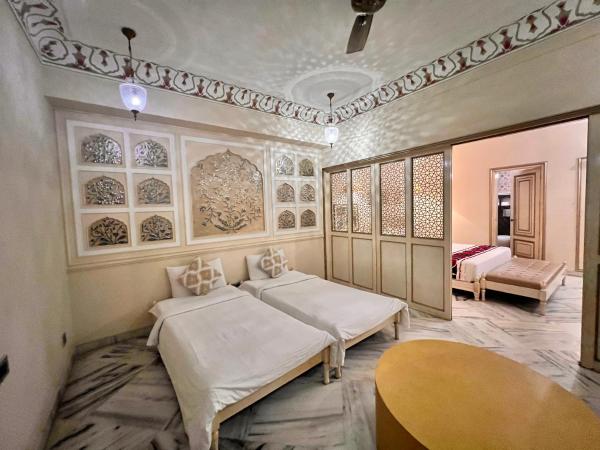 Laxmi Palace Heritage Boutique Hotel : photo 2 de la chambre family suite free pick up on arrival only from train or bus station (8am-8pm)