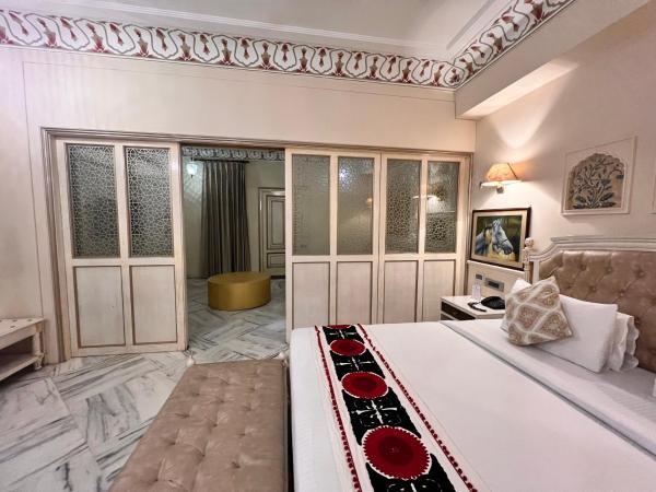 Laxmi Palace Heritage Boutique Hotel : photo 5 de la chambre family suite free pick up on arrival only from train or bus station (8am-8pm)