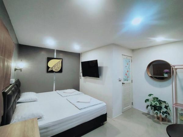 Ruenthip Homestay : photo 3 de la chambre chambre lit king-size - vue sur jardin
