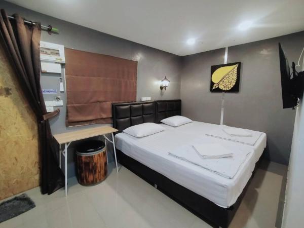 Ruenthip Homestay : photo 2 de la chambre chambre lit king-size - vue sur jardin