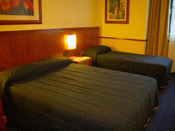 Pacific Hotel Fortino : photo 5 de la chambre petite chambre double avec lit d'appoint