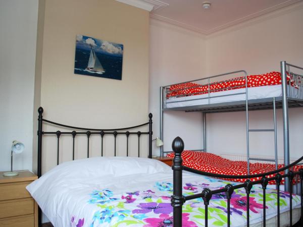 Clift Guest House : photo 1 de la chambre chambre familiale avec salle de bains privative