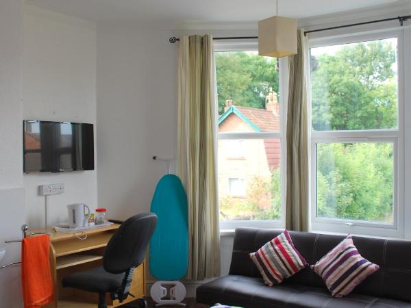 Clift Guest House : photo 5 de la chambre grande chambre triple avec salle de bains commune