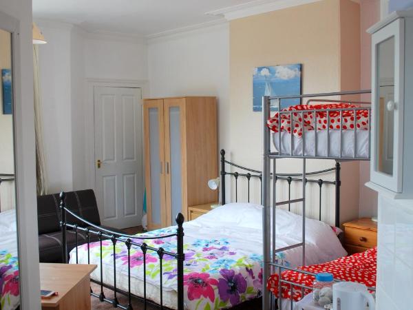 Clift Guest House : photo 2 de la chambre chambre familiale avec salle de bains privative