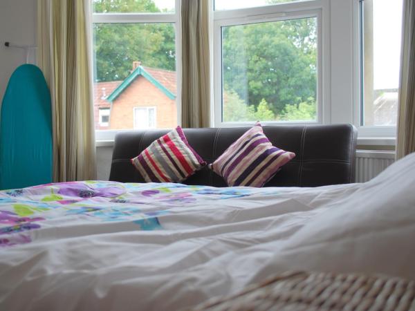 Clift Guest House : photo 4 de la chambre grande chambre triple avec salle de bains commune