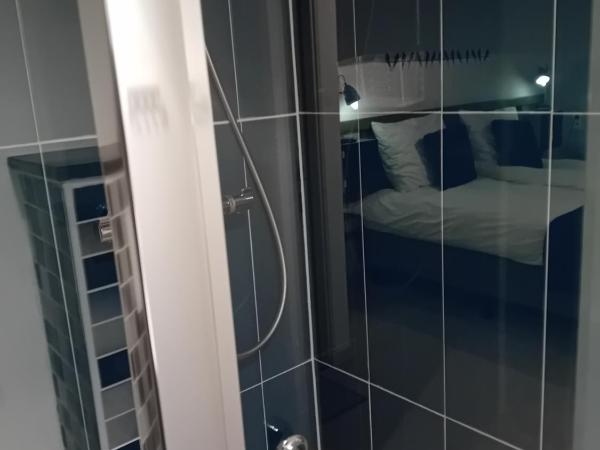 Auberge BonBeauJoli : photo 1 de la chambre chambre double ou lits jumeaux avec salle de bains