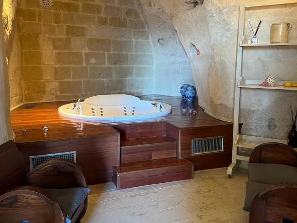 Locus Amoenus : photo 1 de la chambre chambre lit king-size avec baignoire spa