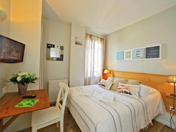 Logis Hôtel La Chaize : photo 3 de la chambre petite chambre 1 ou 2 personnes - vue sur cour