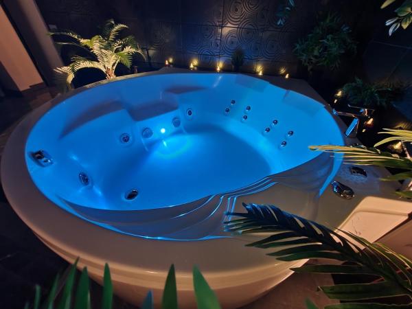 Apartament z jacuzzi Kraków Rynek : photo 2 de la chambre suite lit king-size avec baignoire spa