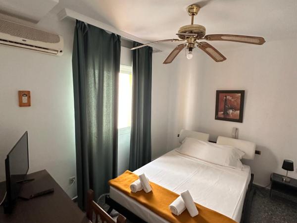 Hostal San Felipe : photo 1 de la chambre chambre double avec salle de bains privative