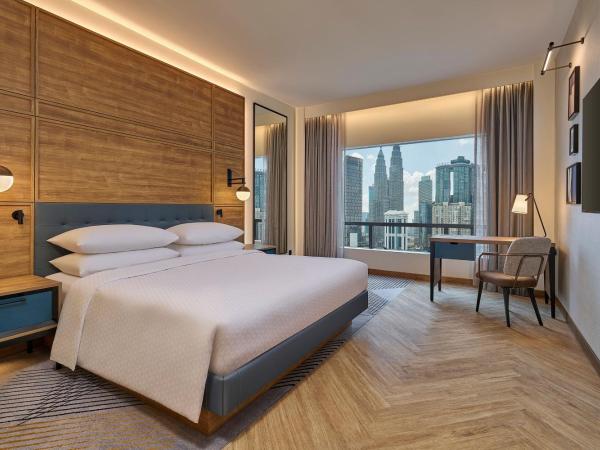 Four Points by Sheraton Kuala Lumpur, City Centre : photo 3 de la chambre chambre lit king-size de luxe avec vue sur les tours jumelles