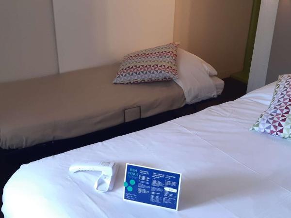 Campanile Annecy - Cran Gevrier : photo 6 de la chambre chambre triple (2 lits simples, 1 lit enfant)