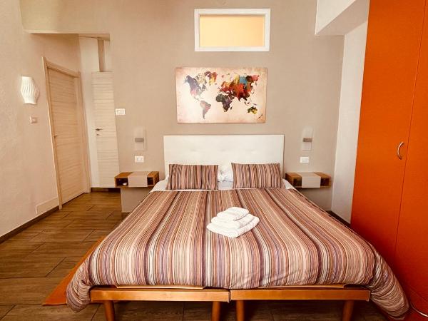 Sweet Rooms Cagliari : photo 7 de la chambre chambre double ou lits jumeaux avec salle de bains privative
