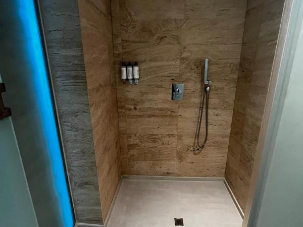 The Canvas Dubai - MGallery Hotel Collection : photo 5 de la chambre suite lit king-size en duplex avec accès au salon - Étage supérieur