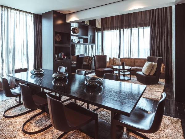 The Canvas Dubai - MGallery Hotel Collection : photo 7 de la chambre suite lit king-size en duplex avec accès au salon - Étage supérieur