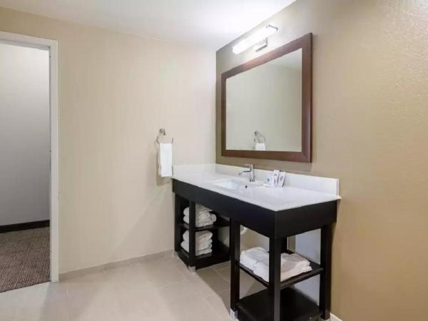 Comfort Suites Meridian and I-40 : photo 2 de la chambre suite lit king-size