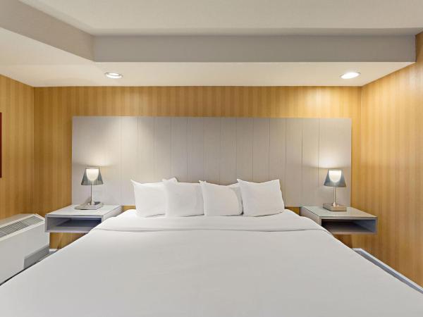 Executive Hotel Vancouver Airport : photo 3 de la chambre chambre lit queen-size - cour