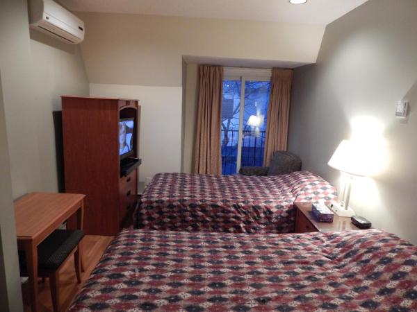 Nox Hostel : photo 5 de la chambre chambre lits jumeaux avec salle de bains commune