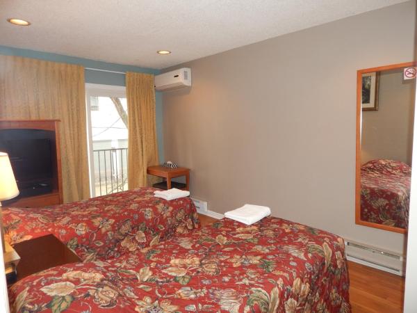 Nox Hostel : photo 2 de la chambre chambre lits jumeaux avec salle de bains commune