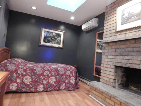 Nox Hostel : photo 6 de la chambre chambre double avec salle de bains commune