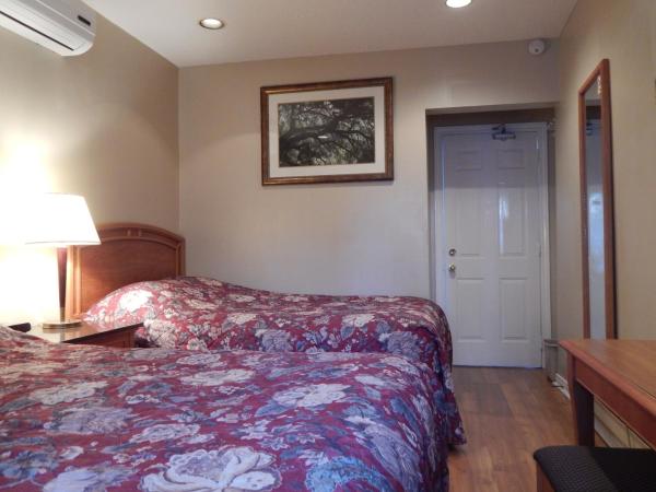 Nox Hostel : photo 6 de la chambre chambre triple avec salle de bains commune