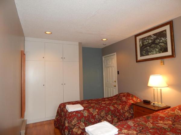 Nox Hostel : photo 3 de la chambre chambre lits jumeaux avec salle de bains commune