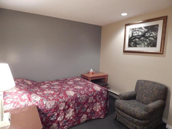 Nox Hostel : photo 7 de la chambre chambre double avec salle de bains commune